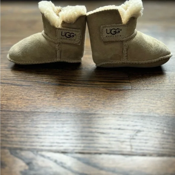 Erin UGG baby moccasin boots - Picture 6 of 9